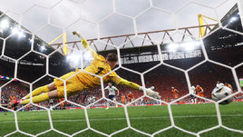 Харри Кейн забивает гол с пенальти в ворота Барта Вербрюггена