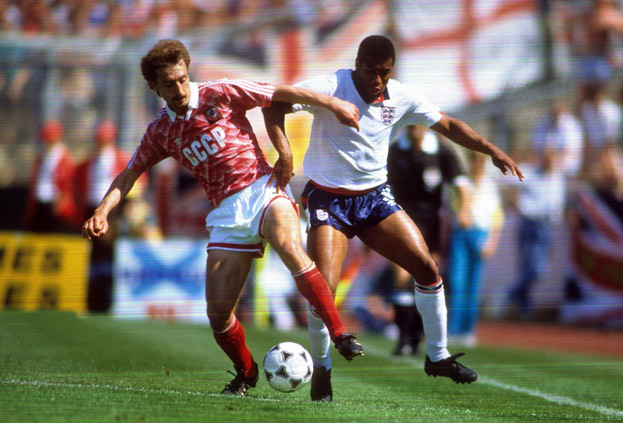 Сергей Алейников и Джон Барнс в матче сборных СССР и Англии на Евро-1988. Сергей Алейников и Джон Барнс в матче сборных СССР и Англии на Евро-1988