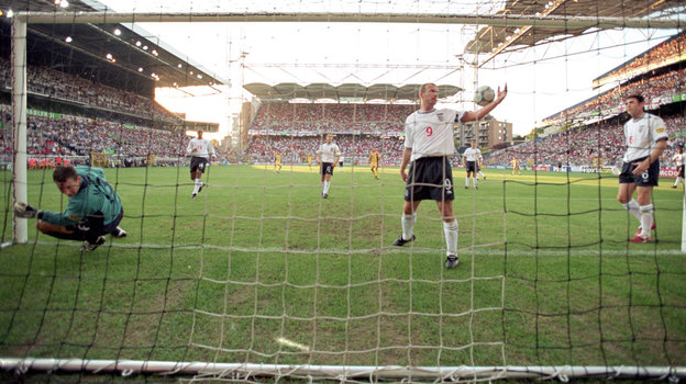 Футболисты сборной Англии после гола Кристиана Киву в матче с Румынией на Евро-2000. Футболисты сборной Англии после гола Кристиана Киву в матче с Румынией на Евро-2000