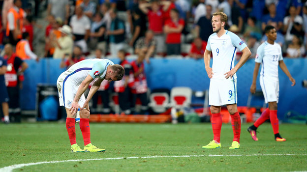 Джейми Варди и Харри Кейн после поражения от Исландии на Евро-2016. Джейми Варди и Харри Кейн после поражения от Исландии на Евро-2016