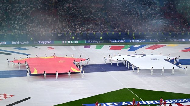 Полотна в виде формы сборных Италии и Англии.