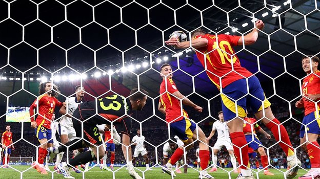 Дани Ольмо выбивает мяч из ворот.