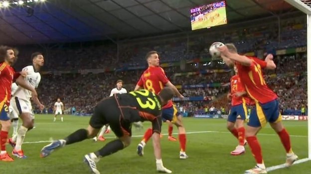 Дани Ольмо выносит мяч из пустых ворот Испании после удара англичан.