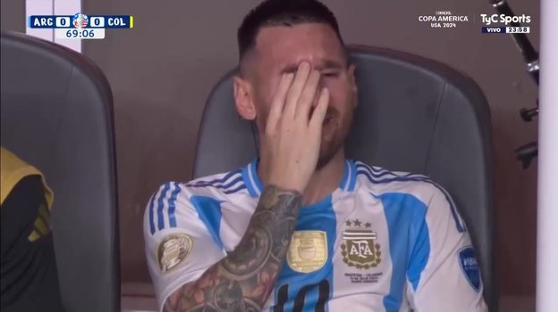 Лионель Месси плачет на скамейке запасных сборной Аргентины.