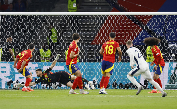 Коул Палмер забивает гол в ворота сборной Испании.