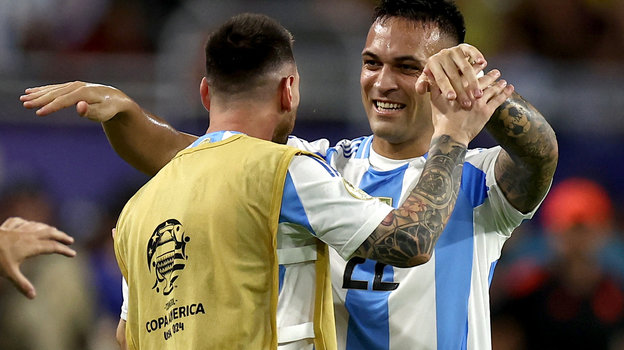 Лаутаро Мартинес празднует гол в ворота сборной Колумбии вместе с Лионелем Месси.