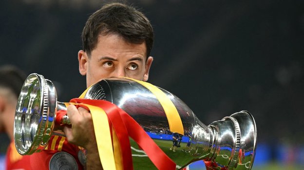 Микель Ойярсабаль с главным трофеем Евро.