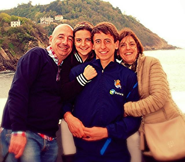 Микель Ойярсабаль с семьей.