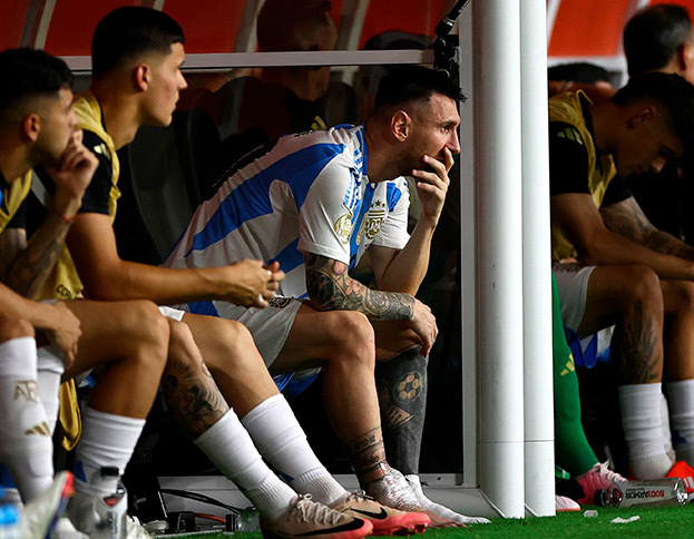 Травмированный Лионель Месси после замены.