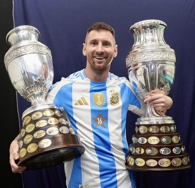 Лионель Месси с двумя Кубками Америки.