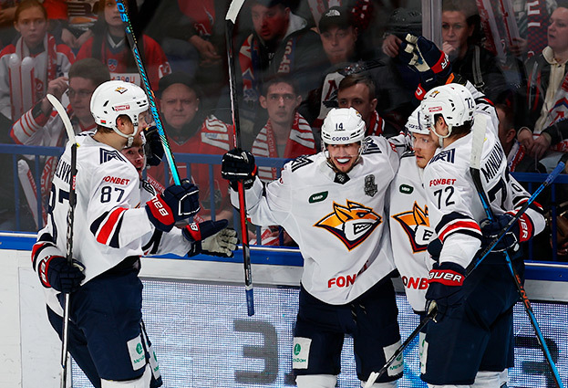 Денис Зернов (в центре). Хоккеист «Металлурга» Денис Зернов.