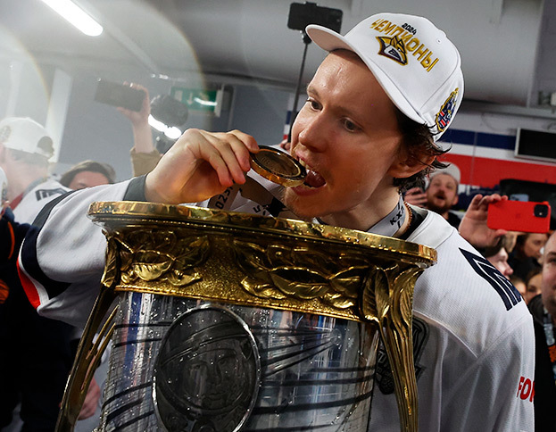 Денис Зернов с Кубком Гагарина.