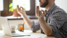 Мужчина медитирует