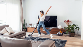 Девушка убирается