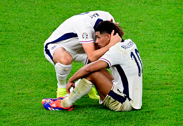 Харри Кейн и Джуд Беллингем после проигранного Испании финала Евро-2024.