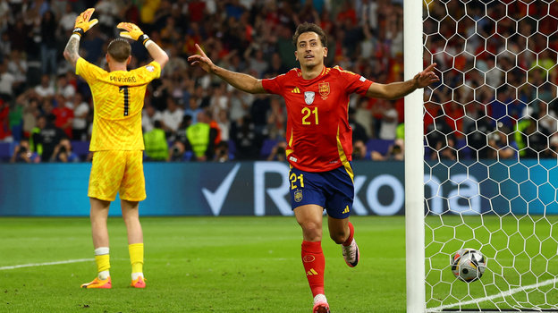 Микель Ойярсабаль празднует гол в ворота Англии.