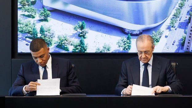 Килиан Мбаппе и Флорентино Перес подписывают контракт.