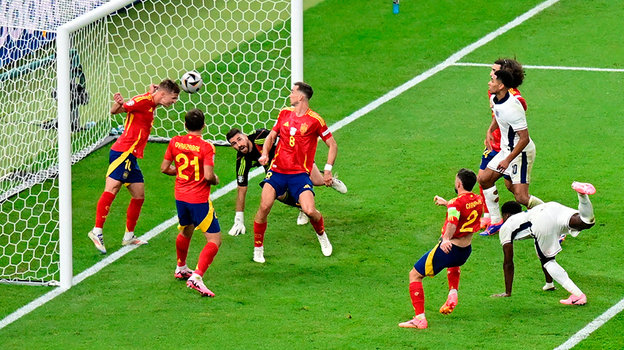 Дани Ольмо выбивает мяч из пустых ворот.