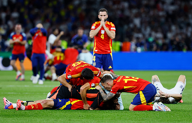 Испанцы празднуют победу над Англией.