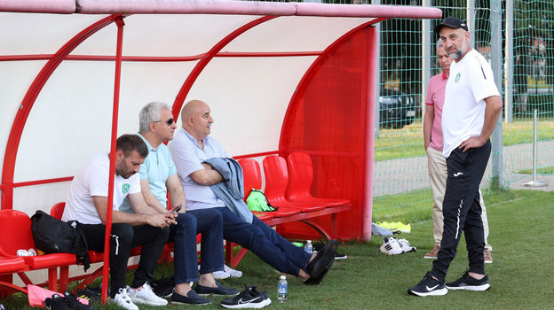 Станислав Черчесов (третий слева) посетил тренировку «Ахмата». Станислав Черчесов (третий слева) посетил тренировку «Ахмата»