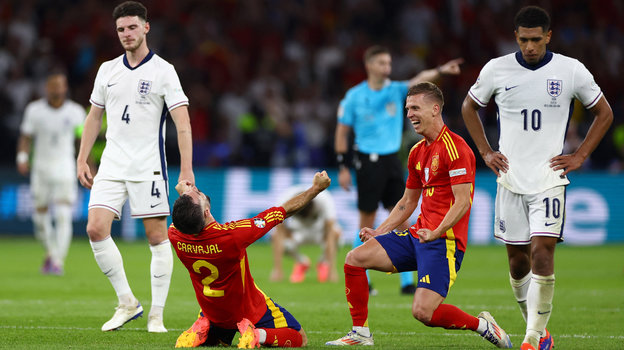 Футболисты Испании и Англии после финала Евро-2024.