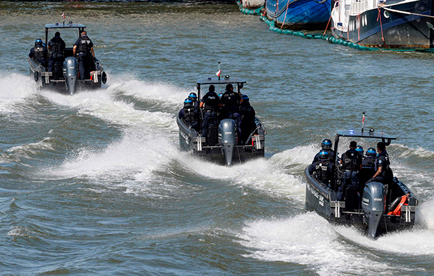 Французская полиция отрабатывает охрану Сены.