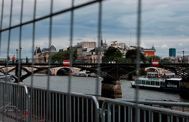 Заграждения вдоль Сены.