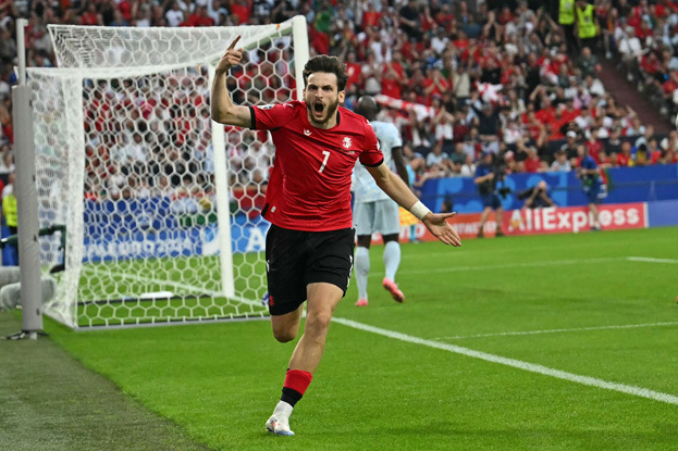 Хвича Кварацхелия. Футболист сборной Грузии Хвича Кварацхелия в красной форме на Евро-2024