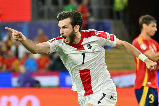 Хвича Кварацхелия. Футболист сборной Грузии Хвича Кварацхелия в белой форме на Евро-2024