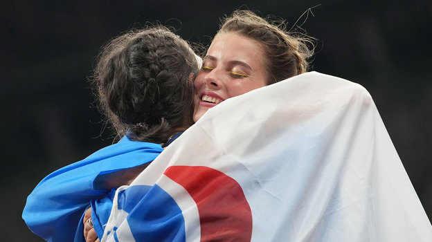 Объятия Марии Ласицкене и Ярославы Магучих на Олимпиаде в Токио. Объятия Марии Ласицкене и Ярославы Магучих на Олимпиаде в Токио
