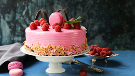 Красивый торт с малиной