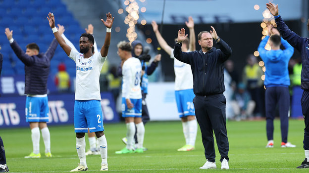 Марцел Личка (справа) благодарит болельщиков за поддержку. Главный тренер «Динамо» Марцел Личка