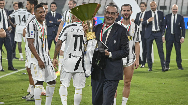 Маурицио Сарри c трофеем чемпиона Италии-2019/20.