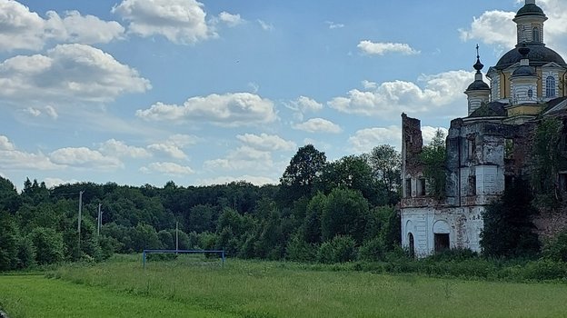 Футбольное поле рядом с монастырем в Тотьме.
