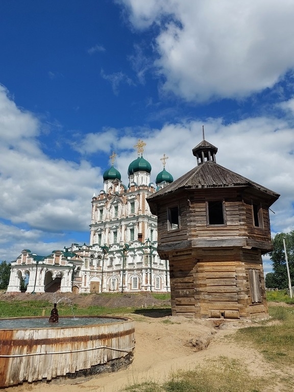 Введенский собор. Построен братьями Строгановыми в 1565 году.