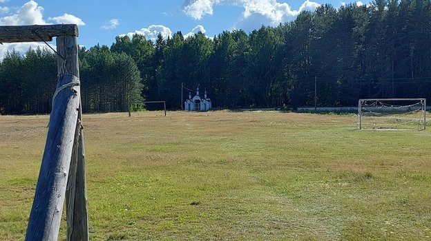 Футбольное поле в Лальске рядом с Успенской церковью.