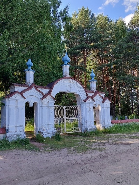 Врата на входе в церковное кладбище в Лальске.