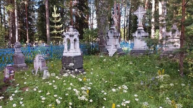 Памятники на кладбище в Лальске.