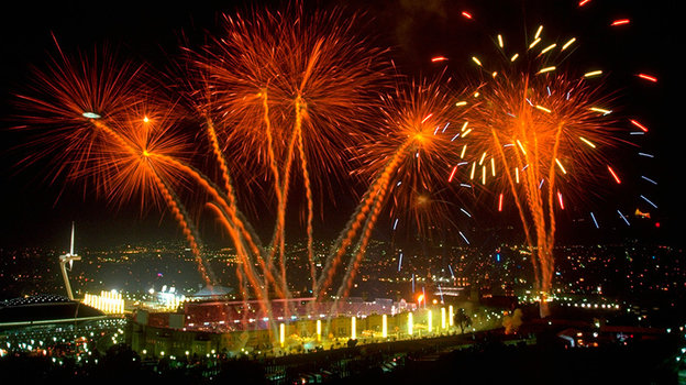 Салют над стадионом в Барселоне во время церемонии открытия Олимпиады-1992.