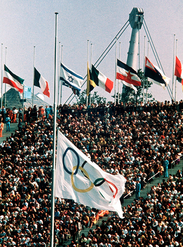 Приспущенный олимпийский флаг на ОИ-1972 в Мюнхене.