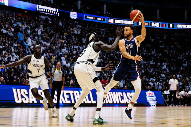 Стефен Карри (№4) в матче против Южного Судана. Баскетболист Стефен Карри (№4) в матче против Южного Судана