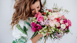 Девушка нюхает цветы