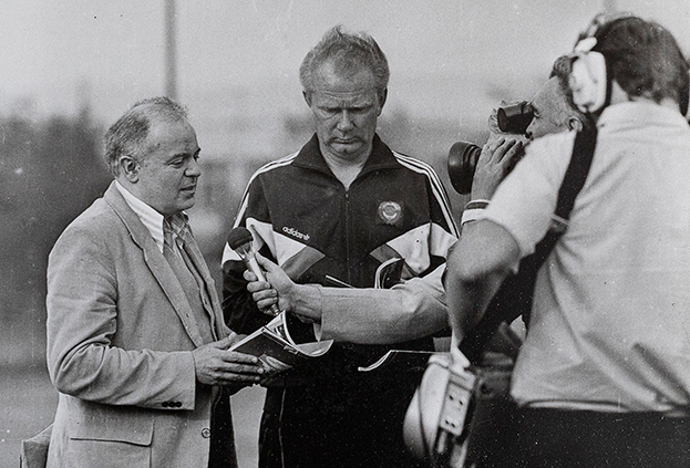 Валерий Винокуров берет интервью у Валерия Лобановского.