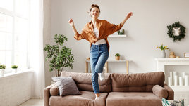 Девушка прыгает