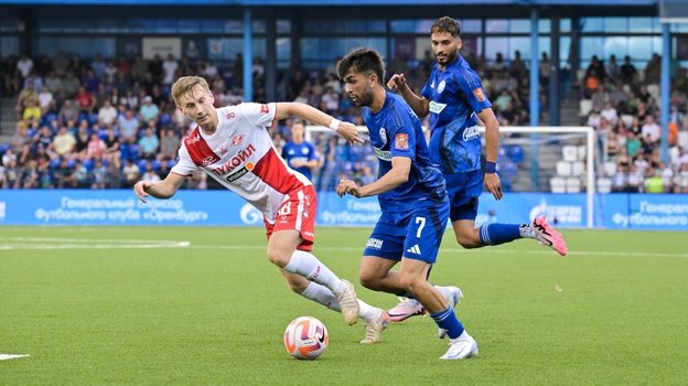 Эмерджан Гюрлюк (справа).