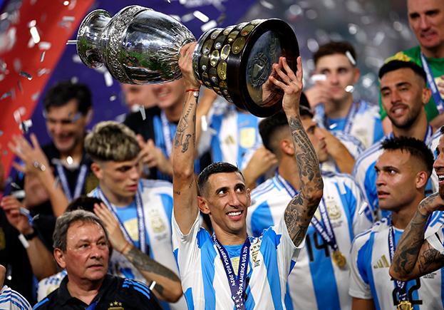 Анхель Ди Мария с Кубком Америки.