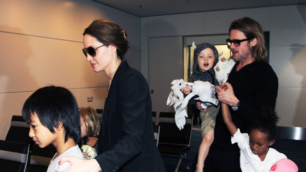 Анджелина Джоли и Брэд Питт с детьми. 2011 год.