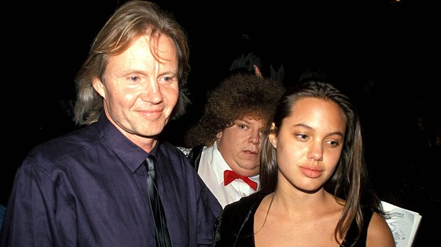 Молодая Анджелина Джоли со своим отцом. 1989 год.