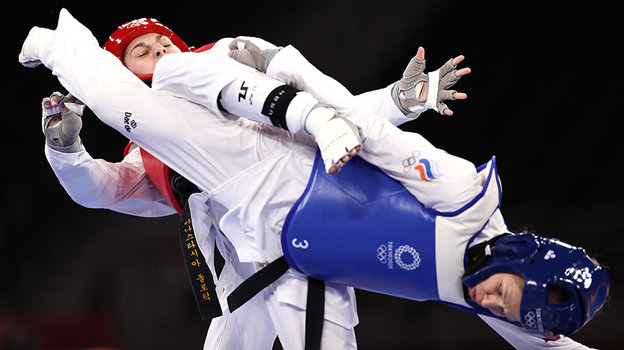 Татьяна Минина (в синем) выступает на Олимпиаде-2021.