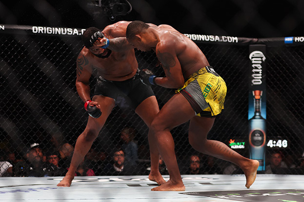 Бой Кертиса Блейдса и Жаилтона Алмейды.